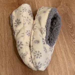 Women's Small 5-6 Soft Slippers w/ slid freeNWOT